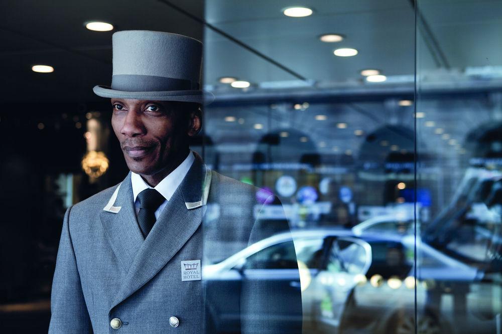 ラディソン コレクション ロイヤル ホテル コペンハーゲン エクステリア 写真 A butler at the airport
