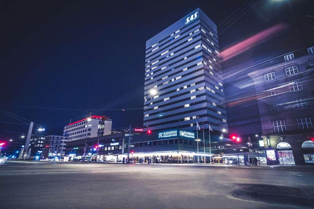 ラディソン コレクション ロイヤル ホテル コペンハーゲン エクステリア 写真 The station building at night