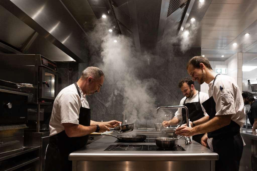 ラディソン コレクション ロイヤル ホテル コペンハーゲン レストラン 写真 The kitchen at the restaurant
